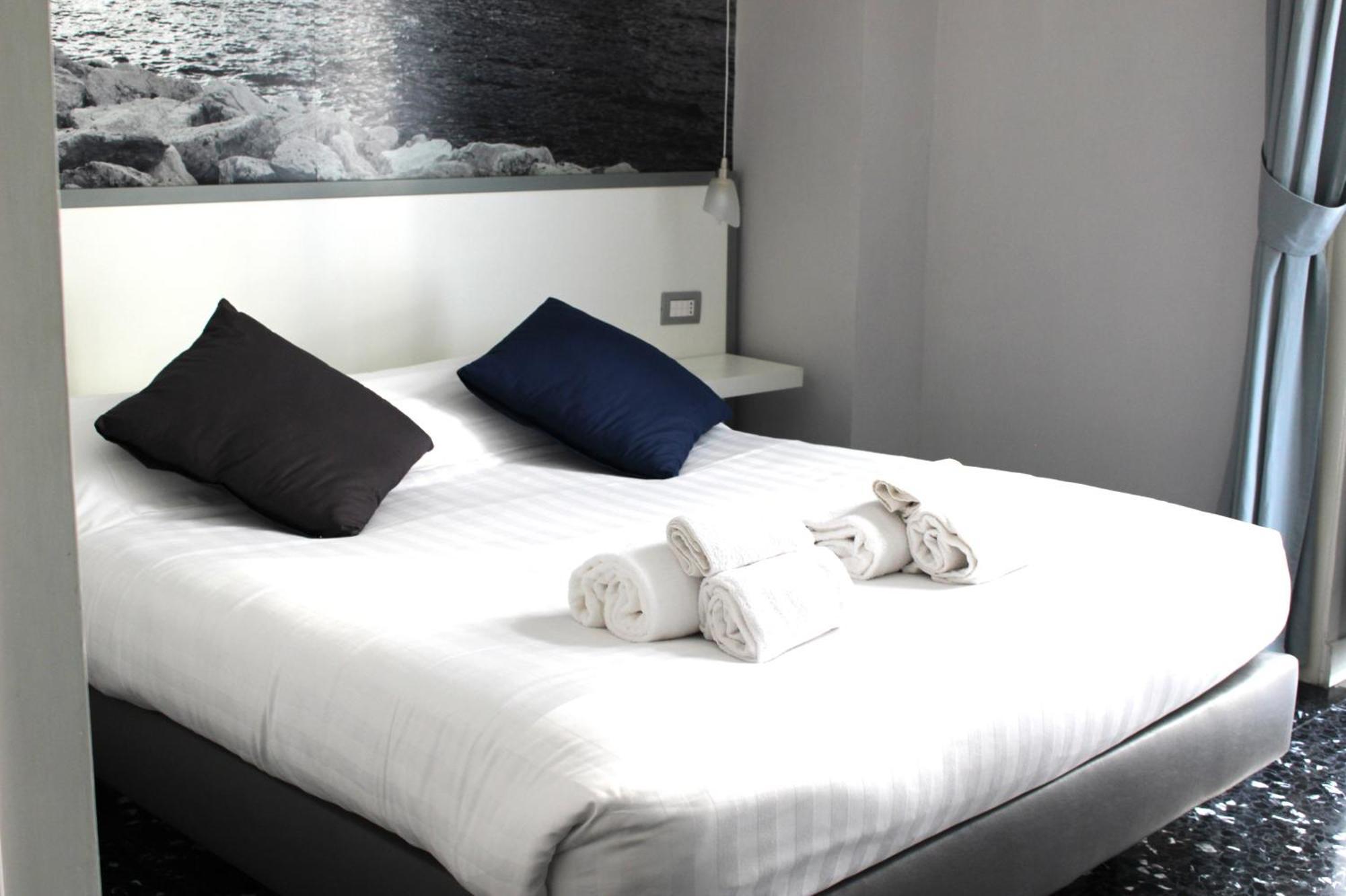 Beverello Rooms Napoli Bagian luar foto