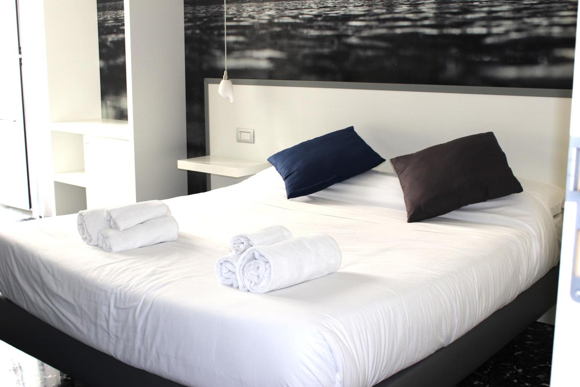 Beverello Rooms Napoli Bagian luar foto