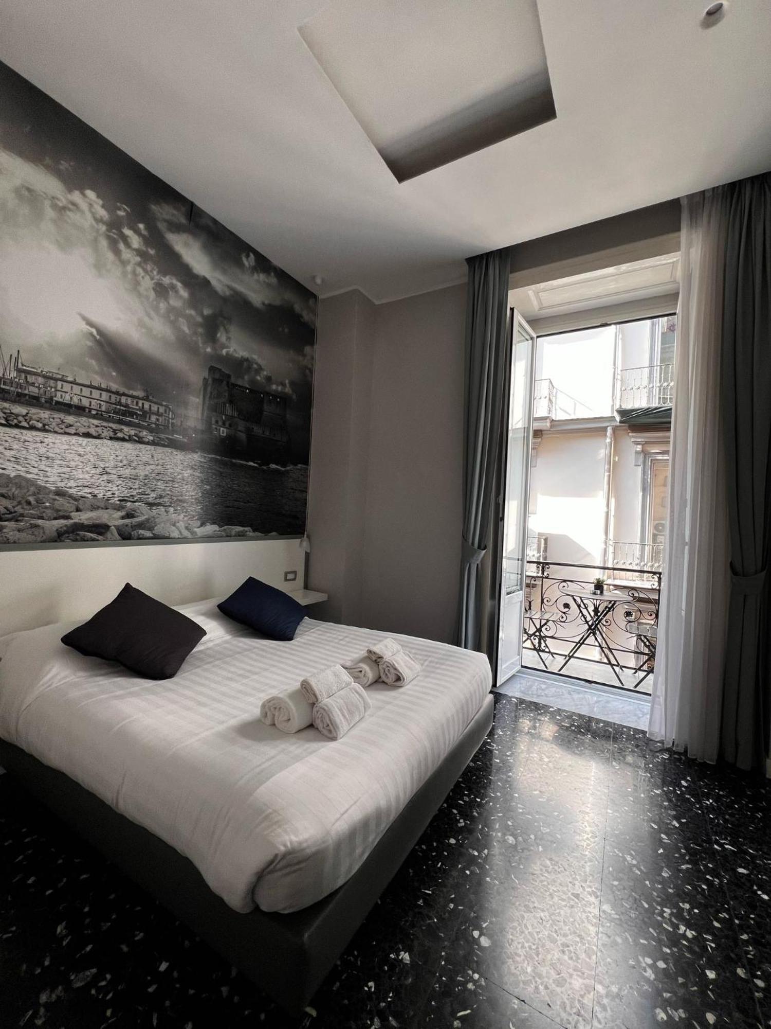 Beverello Rooms Napoli Bagian luar foto