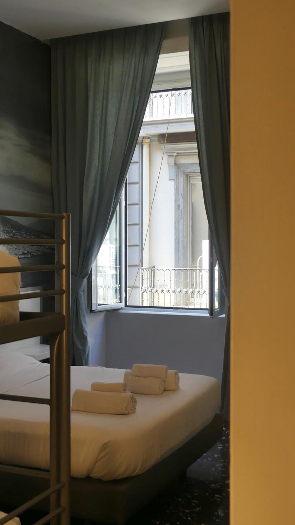 Beverello Rooms Napoli Bagian luar foto