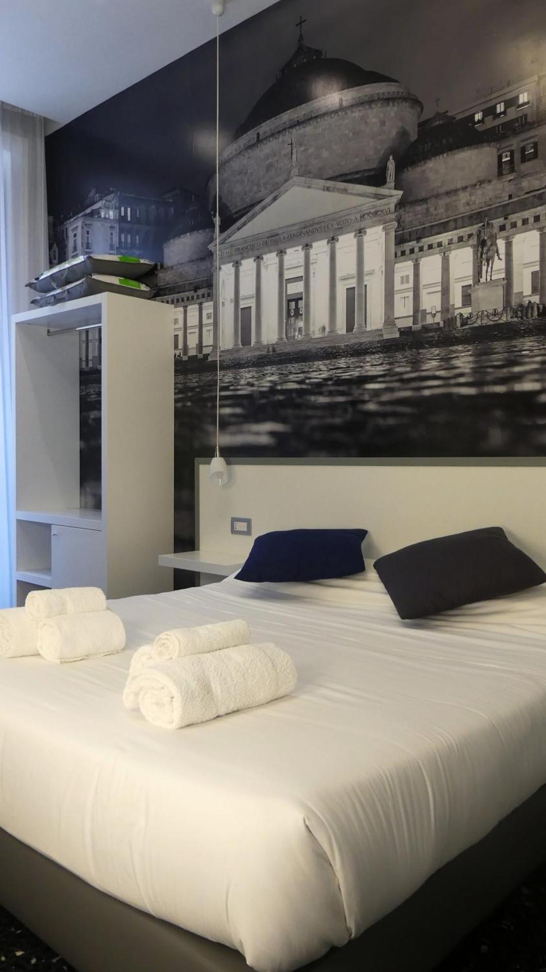 Beverello Rooms Napoli Bagian luar foto